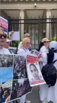 Foto de Cubanos con I-220A se manifiestan frente a la embajada de Cuba en Washington