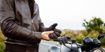Foto de Guantes de moto: protección real y normativa que debes conocer