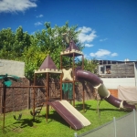 Foto de Juego Infantil de Doble Torre con Toboganes: Diversión Asegurada en Cada Espacio