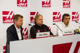 Gene Haas inaugura las Instalaciones Haas Factory Outlet (HFO) en Portugal,  acompañado de los máximos responsables de