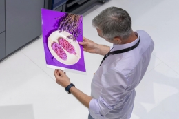 Konica Minolta presenta la GBC CL-401: laminación integrada para AccurioPress con acabados de alto nivel