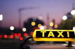 A medida que sus licencias pierden valor, los taxistas de España luchan contra Uber y Cabify