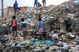 Remar ONG Angola reparte sopa en las calles de Luanda