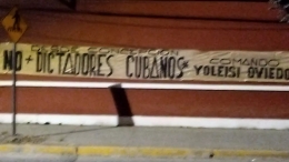 Aparecen carteles contra la dictadura cubana en Chile