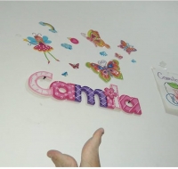 Decorar las paredes de la habitación con cabuchones