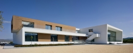 Frontek en la fachada de la nueva sede de Bodegas Casa Rojo