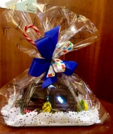 Huevos y figuras de chocolate inundan el escaparate de Pastelería Barrenetxe, en Plaza de Gipuzkoa