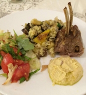 Cordero horneado, cous cous con vegetales