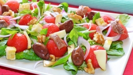 Ensalada de sandía, anchoas y queso ahumado