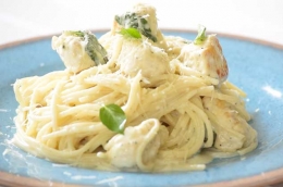 Espaguetis con salsa de queso y pollo