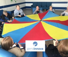 Actividades de psicomotricidad con paracaídas adaptado a nuestros mayores