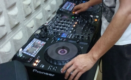Como consiguen respeto los DJ, tener un curso o hacer una escuela?