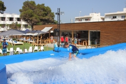 Proyecto de diseño y ejecución de un beach Club en Ibiza con una piscina para la práctica de Surf.