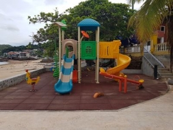 Parque infantil en la Isla de Taboga