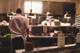 ¿Cómo evitar los riesgos laborales restaurante?