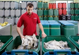 Los paños de limpieza reutilizables de MEWA son clave en un modelo sostenible