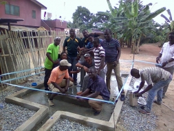 Remar ONG Ghana disfruta de agua potable en su aldea.