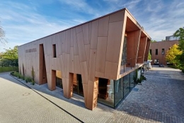 Una fachada “viva” en armonía con la naturaleza