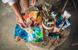 Un maestro de arte calificado y experimentado