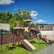 Juego Infantil de Doble Torre con Toboganes: Diversión Asegurada en Cada Espacio