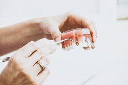 Conoce los mejores tratamientos para reparar o reemplazar los dientes perdidos