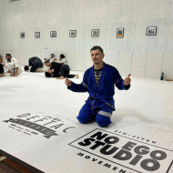 El actor español Kuya Manzano obtiene su cinturón azul en Jiu-Jitsu bajo el linaje de Six Blades en Deftac, Filipinas