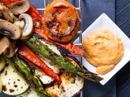 Receta de Verduras a la plancha con salsa de romesco.